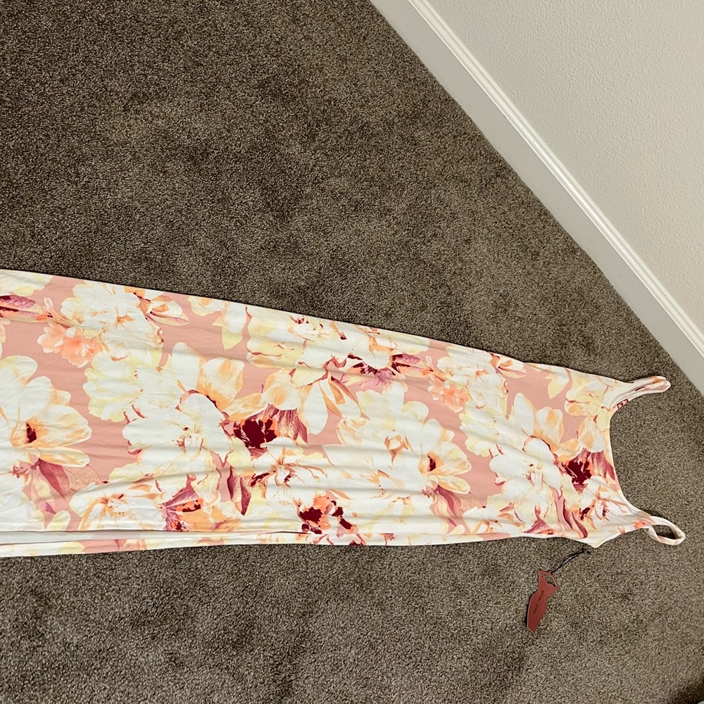 This brand is called Haute Monde. It’s a size medium with really pretty pinks!